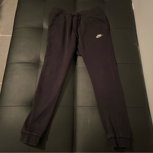 Nike Joggers - Picture 1 of 3